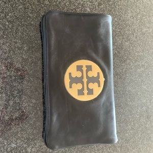 Tory Burch logo clutch - excellent condition - never worn (tags still on)
